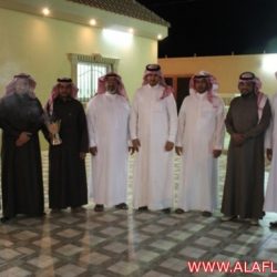 من اليمين “خالد الشريف” وبجانبة نائب رئيس التحرير حمود ال وذيح