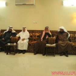 من اليمين ” مدير التحرير” وذيب السبيعي وتركي الخرعان وسعد ال زعير