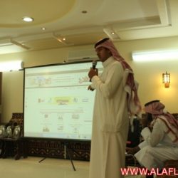 الأستاذ : خالد الشريف أثناء الشرح على البروجكتر