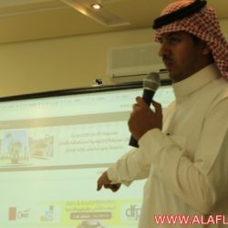 الأستاذ : خالد الشريف أثناء الشرح على البروجكتر