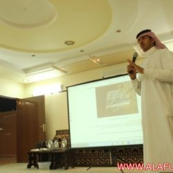 الأستاذ : خالد الشريف أثناء الشرح على البروجكتر