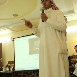 الأستاذ : خالد الشريف أثناء الشرح على البروجكتر