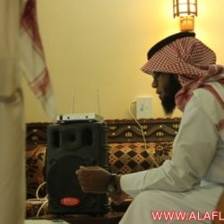 الأستاذ : خالد الشريف أثناء الشرح على البروجكتر