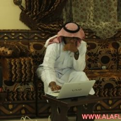 الأستاذ : خالد الشريف أثناء الشرح على البروجكتر