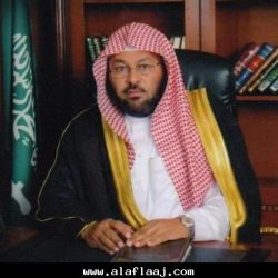 سعادة مدير التربية والتعليم الأستاذ / محمد بن مبارك الزايد وبجانبة سعادة وكيل محافظ محافظة الأفلاج الأستاذ / تركي بن سعود الهزاني  فب منصة الحفل الختامي للأسبوع المرور تحت شعار لا تتصل حتى تصل لعام 1430