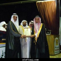 محافظ الأفلاج اثناء افتتاح القسم النسائي لمهرجان الافلاج