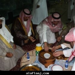 محافظ الأفلاج اثناء افتتاح القسم النسائي لمهرجان الافلاج