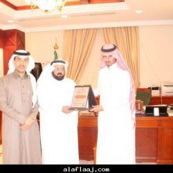 الشاعر خالد العتيبي مع معجبينه