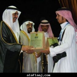 الشاعر خالد العتيبي مع معجبينه