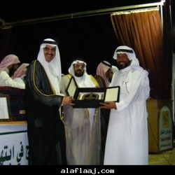 المهندس أحمد التويجري يكرم جريدة الرياض على رعايتهم الإعلاميه للإحتفال