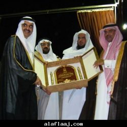 المهندس أحمد التويجري يكرم الشاعر بدر الظاهري