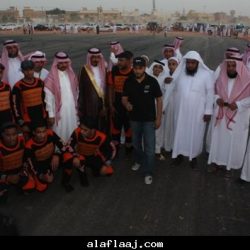 الشاعر مرير بن حبيل وبجانبه أحد المعجبين